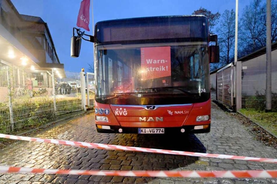 Ein Bus steht vor dem Depot der Kieler Verkehrsgesellschaft.