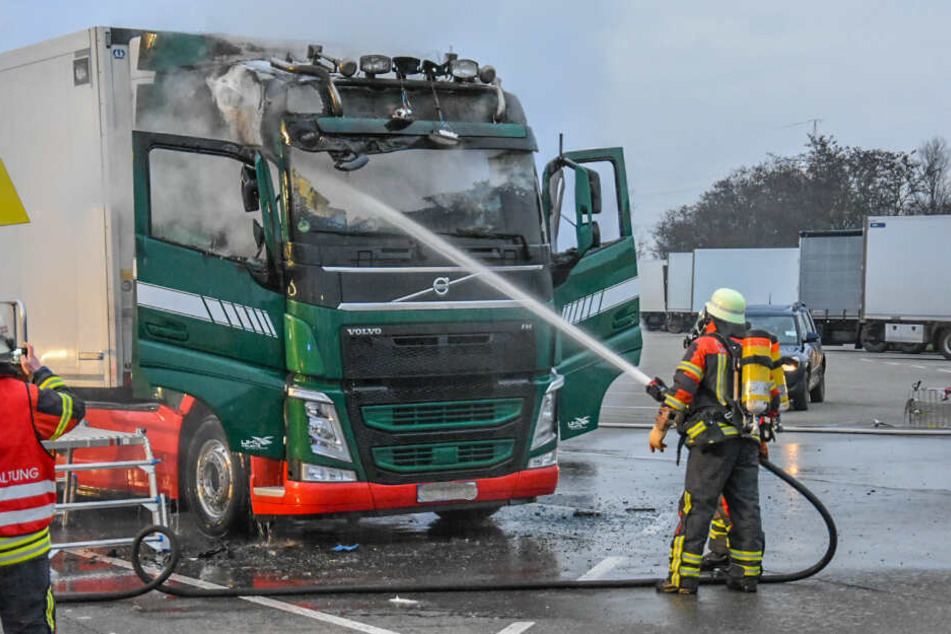 Nachdem der Fahrer den Stecker eines Wasserkochers zog, nahm er Schmorgeruch wahr.