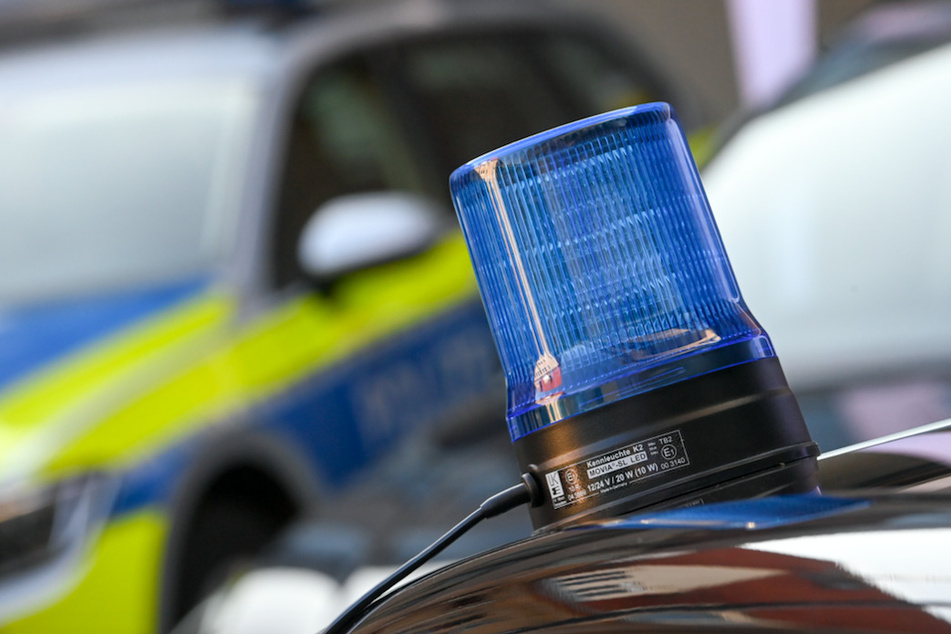 Die Polizei stellte bei dem Betrüger unter anderem eine Kelle und ein Blaulicht sicher. (Symbolbild)