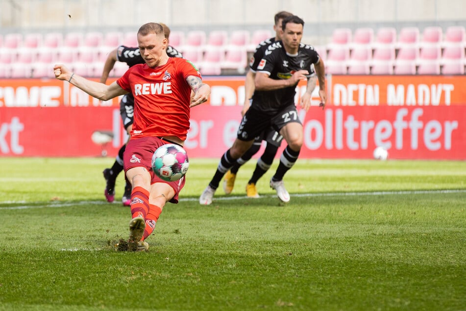 1. FC Kölns Ondrej Duda (v.) rutscht beim Elfmeter aus und verschießt den Ball.