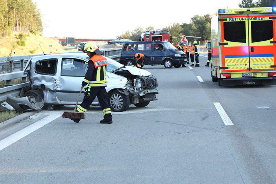 Der Rettungsdienst war auf der A13 nach einem Zusammenstoß von Renault und Kleinbus im Einsatz.
