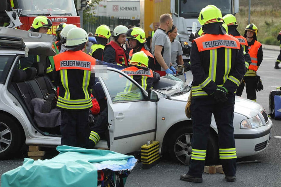 Die Skoda-Fahrerin musste aus ihrem Wagen befreit werden.