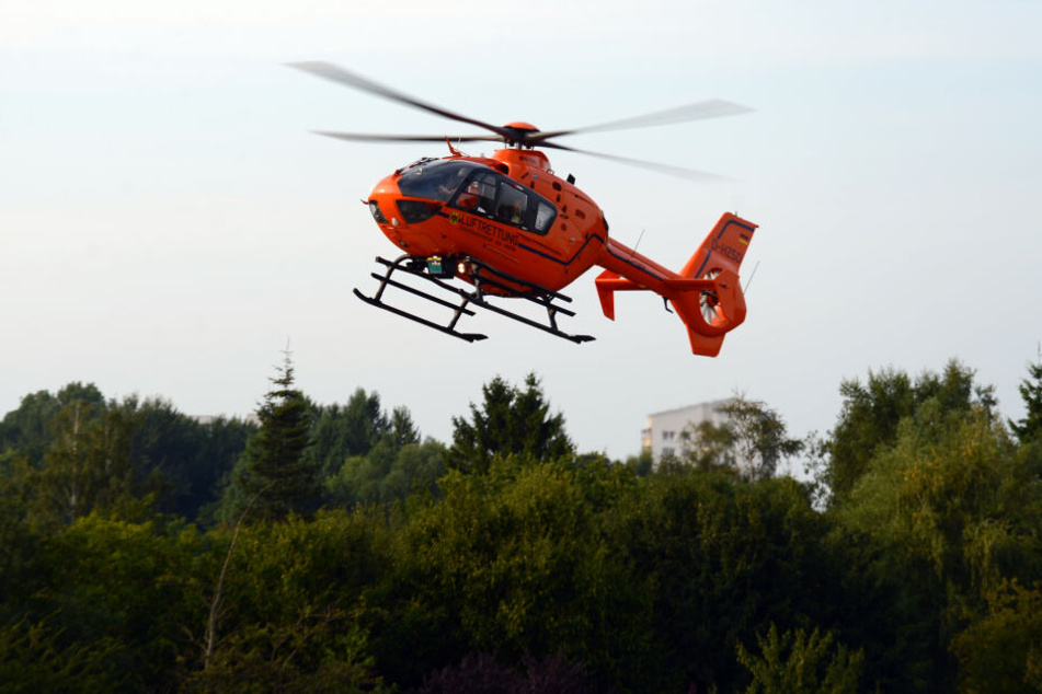 Mit einem Rettungshubschrauber wurde die Frau ins Krankenhaus gebracht. (Symbolbild)