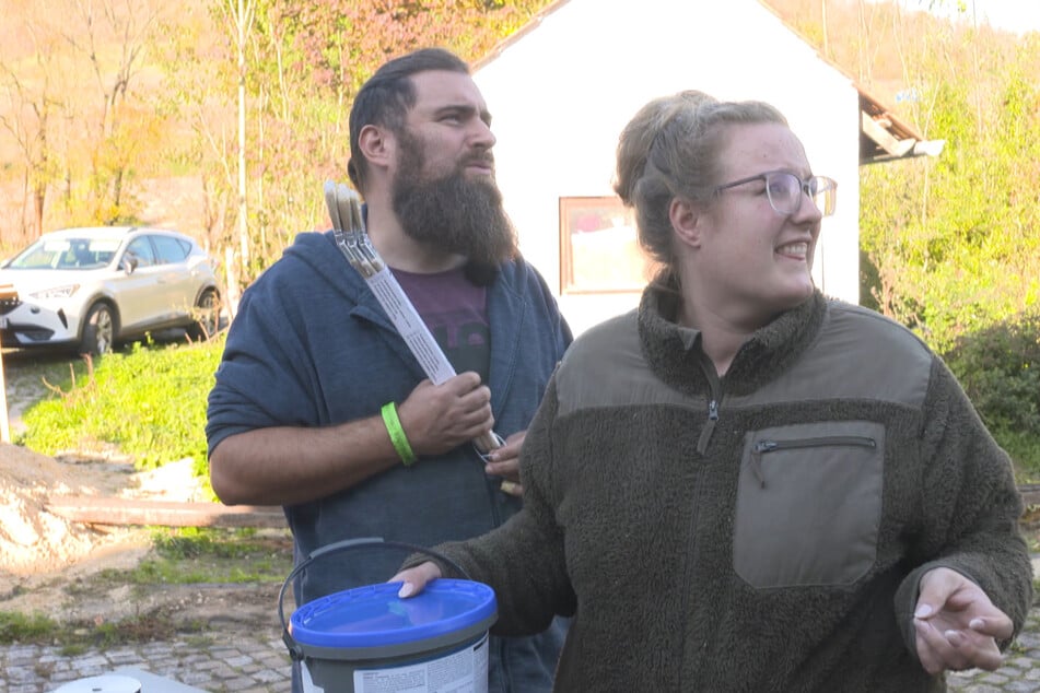 "Für uns ist der Charme der Mühle halt super wichtig. Dass wir den so erhalten. Und da gehört natürlich ein Mühlenrad dazu", so Raik (37) - hier neben Frau Virena (32).
