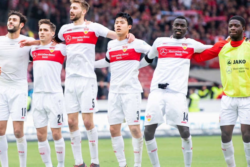 VfB-Sieger feiern vor der Cannstatter Kurve: Hamadi Al Ghaddioui (l-r), Philipp Klement, Nathaniel Phillips, Wataru Endo, Silas Wamangituka und Clinton Mola.