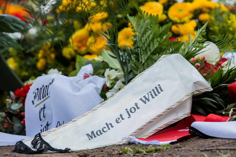 Der Entertainer liebte "sein" Köln. Viele Sprüche auf den Gestecken zeigten das.