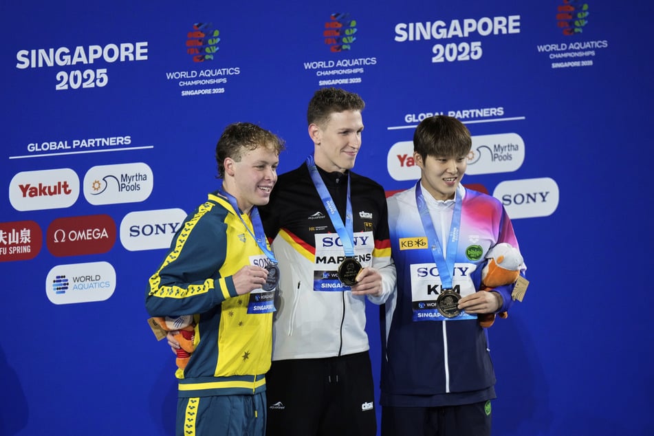 Er konnte sich gegen den Australier Samuel Short (21, l.) und den Südkoreaner Kim Woomin (23, r.) durchsetzen.