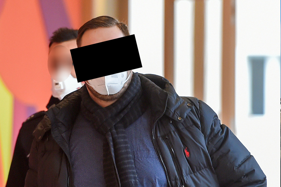 Michael S. (34) soll Schränke und Kommoden mit Etiketten von Plastikdeckeln versehen haben.