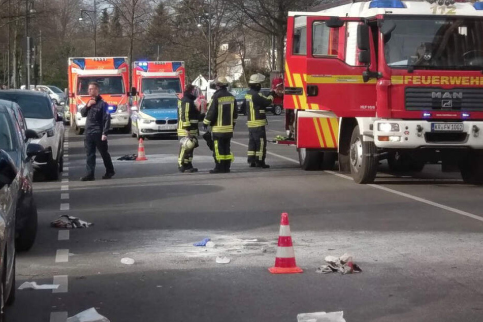 Rettungskräfte stehen vor dem Gebäude des Amts- und Landgerichts in Krefeld.