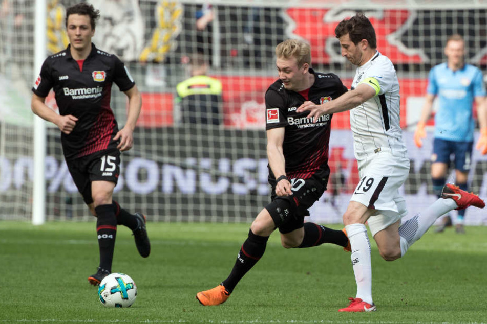 Der Leverkusener Julian Brandt setzt sich gegen David Abraham (re.) durch.