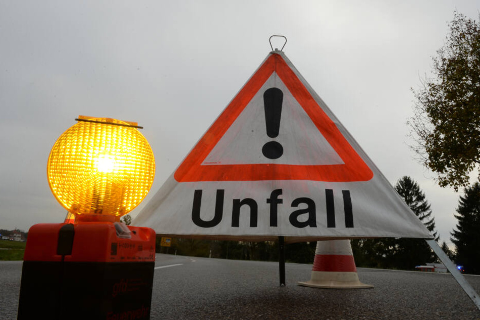 Wegen des Unfalls musste die Straße drei Stunden gesperrt werden. (Symbolbild)