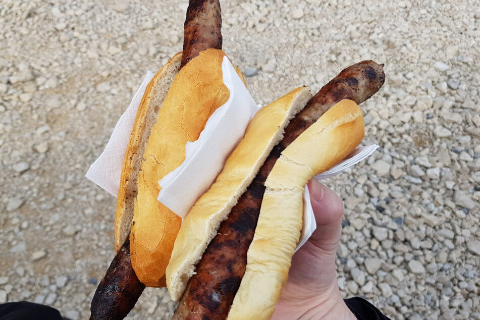 Zwei Bratwurstsemmeln für 14 Euro. Für eine Veranstaltung dieser Art in München absolut moderat.