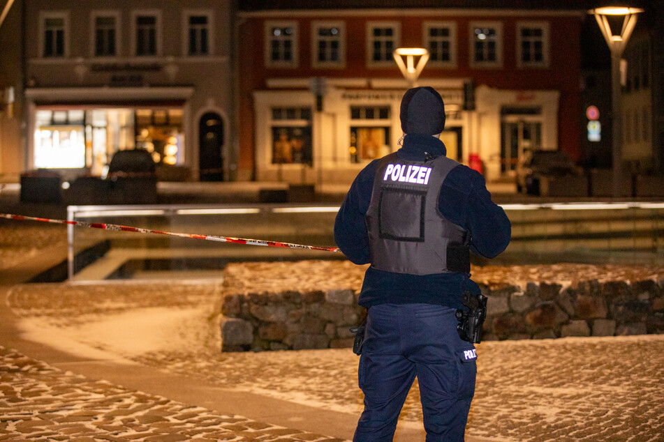 Ein 50-jähriger Mann kam in der Nacht auf den heutigen Sonntag nach einem Streit auf dem Marktplatz in Bischofswerda ums Leben.