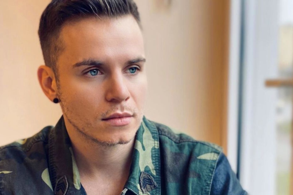 Auf Instagram zeigt sich Influencer Henning Merten (30) betroffen.