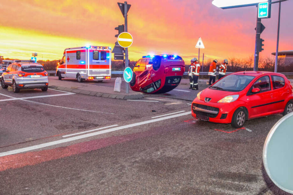 Einsatzkräfte an der Unfallstelle.
