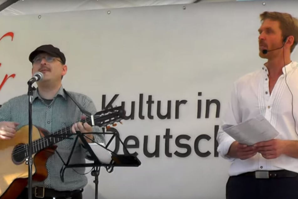 Die "Volkslieder-Tafel" trat auch schon mit Holocaustleugner Nicolai Nerling (39) in Dresden auf.