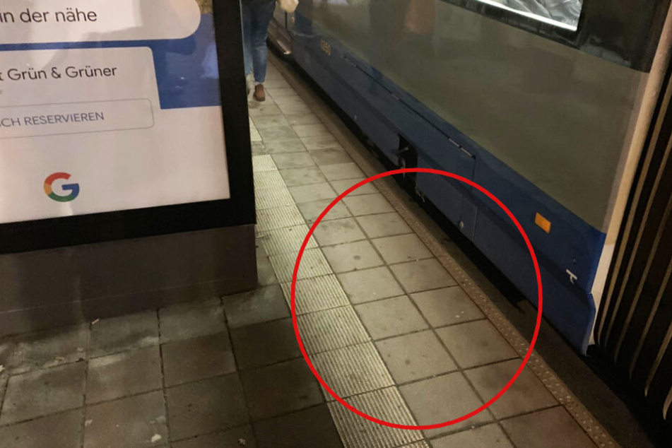 Der Abstand zur Werbetafel beträgt nur wenige Zentimeter, zwischen Blindenleitsystem und der fahrenden Bahn ist kein ganzer Meter Platz.