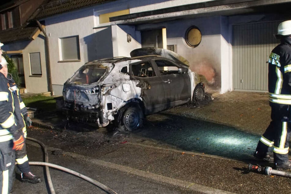 Ein ausgebranntes Auto in Kämpfelbach.