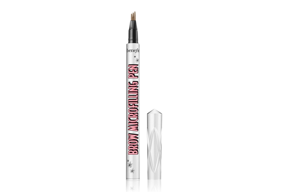 Beim Make-up für Brillenträger sollten die Augenbrauen ausdrucksstark zur Geltung gebracht werden, z.B. mit dem "Brow Microfilling Pen" von Benefit Cosmetics