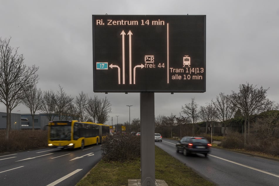 An der Dohnaer Straße in Prohlis steht nun eine hochintelligente Verkehrstafel.