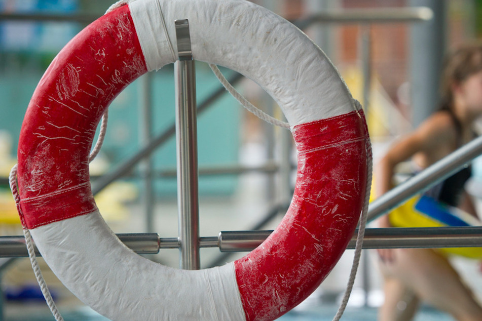 In einem Schwimmbad mussten Ersthelfer ein Mädchen wiederbeleben, das fast ertrunken wäre. (Symbolbild)