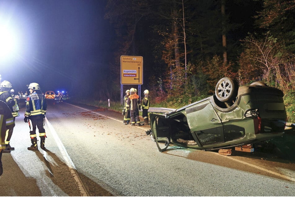Der Dacia Duster blieb auf dem Dach liegen.