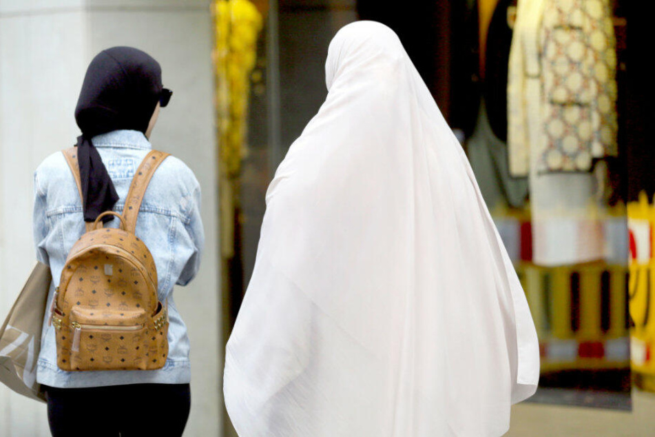 Touristen aus den arabischen Ländern beim Einkaufsbummel auf der Kö.