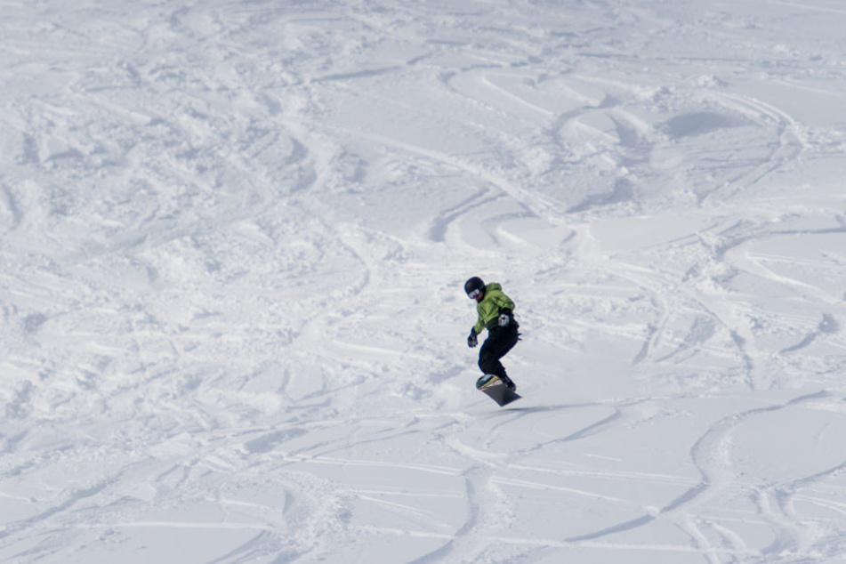 Auch die ersten Snowboarder waren unterwegs.