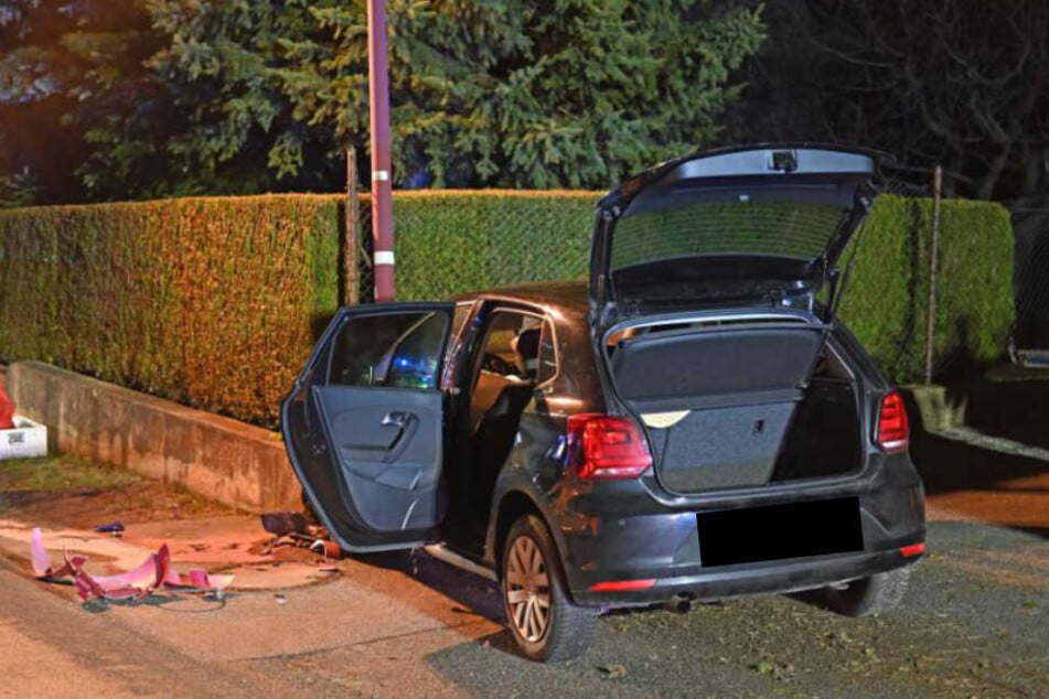Das Auto prallte gegen eine Grundstücksmauer.