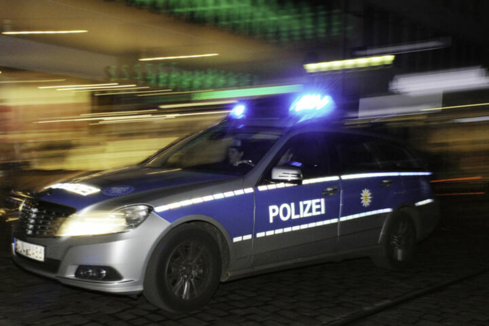 Die Polizei fahndet nach dem Fahrer und seinem Beifahrer. (Symbolbild)