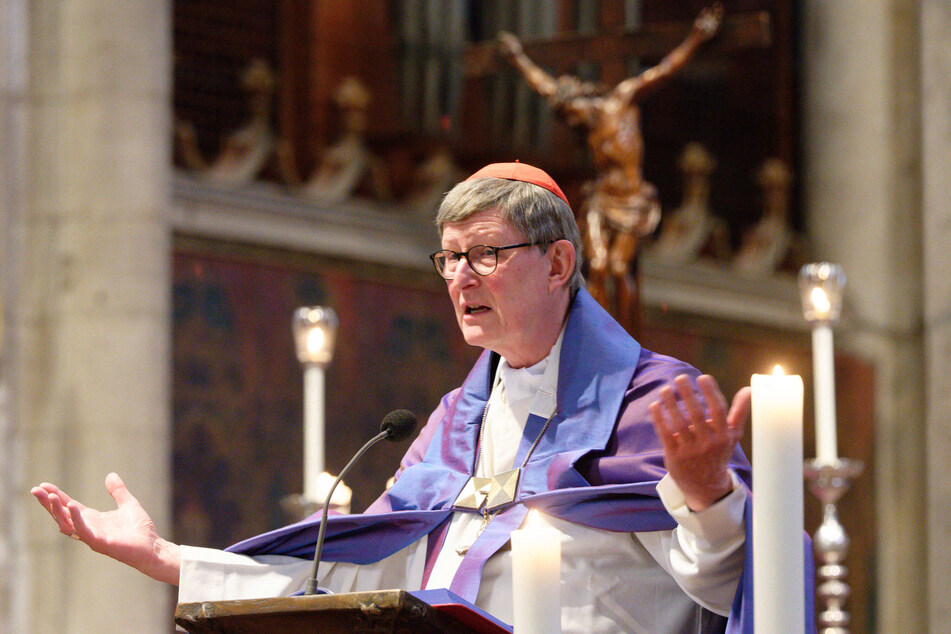 Kardinal Rainer Maria Woelki (65) spricht ein Weihegebet im Kölner Dom.