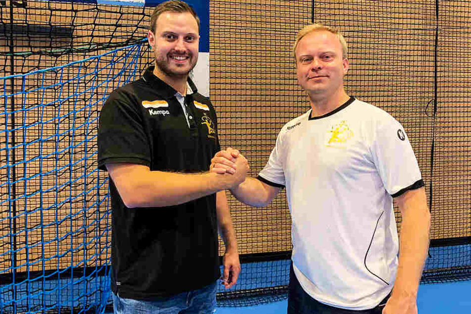 Willkommen in Dresden: HCE-Manager Karsten Wöhler (r.) mit Neuzugang Jonas Thümmler.