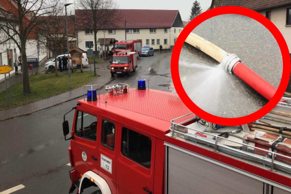 Die Feuerwehr hatte die Straße abgesperrt, der Autofahrer fuhr trotzdem über die Schläuche unter zerstörte sie.