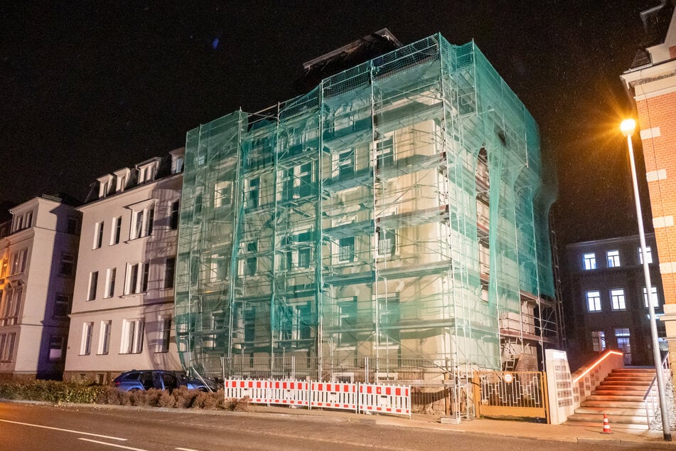 Das Baugerüst war an einem Mehrfamilienhaus aufgestellt.