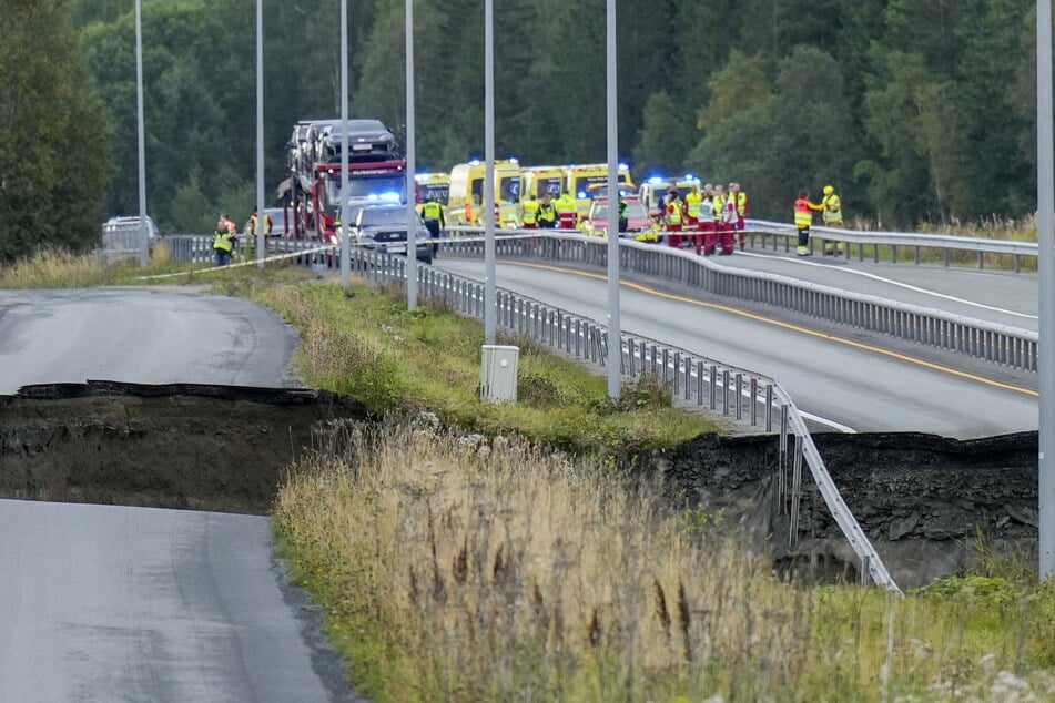 Nach plötzlichem Erdrutsch auf Straße - eine Person vermisst