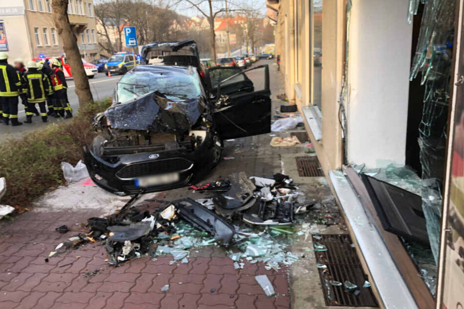 Der Ford wurde in die Scheibe eines Bistros geschleudert.