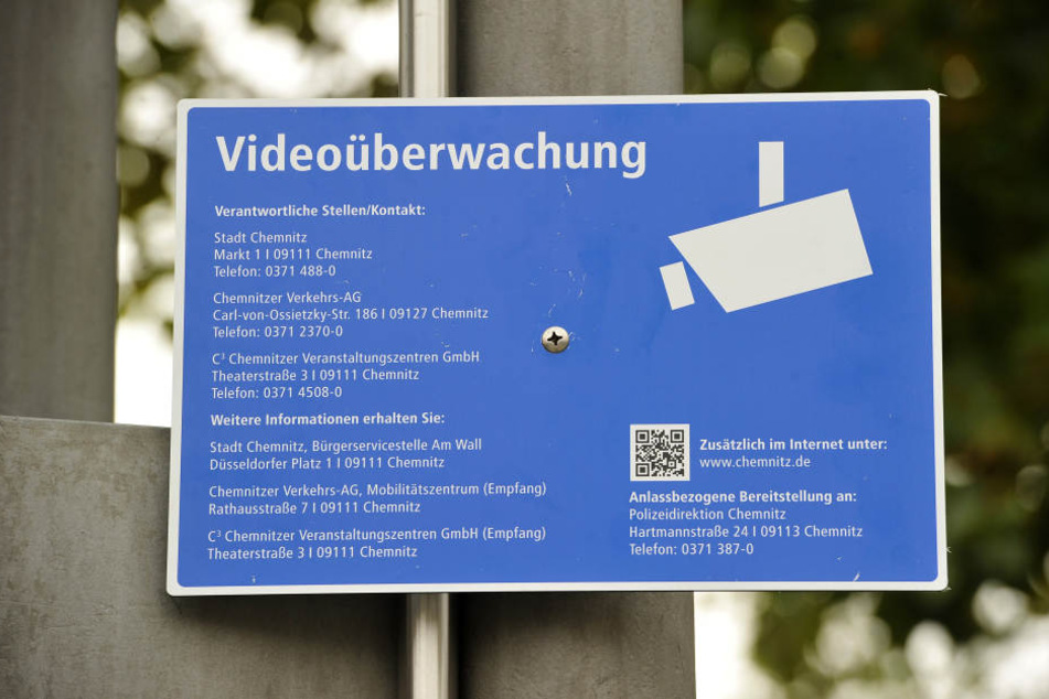 Dieses neue Schild weist in der Innenstadt auf die Videoüberwachung hin.