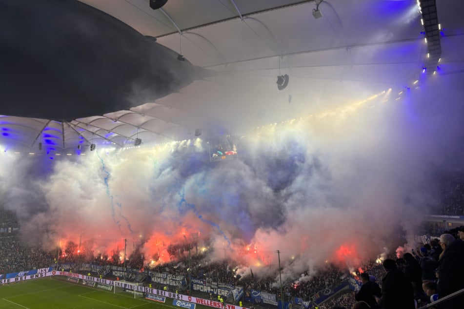 Die HSV-Fans brannten vor dem Wiederanpfiff ein Feuerwerk auf den Rängen ab.