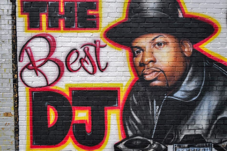 An den ermordeten Jam Master Jay wird in Queens mit einem Graffiti gedacht.