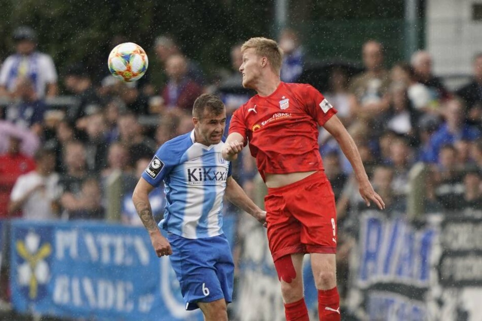 Marco Komenda (l.) im Kopfballduell mit Gerrit Wegkamp.