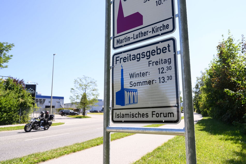 Das Schild mit dem Hinweis auf das Freitagsgebet steht am Ortseingang von Penzberg.