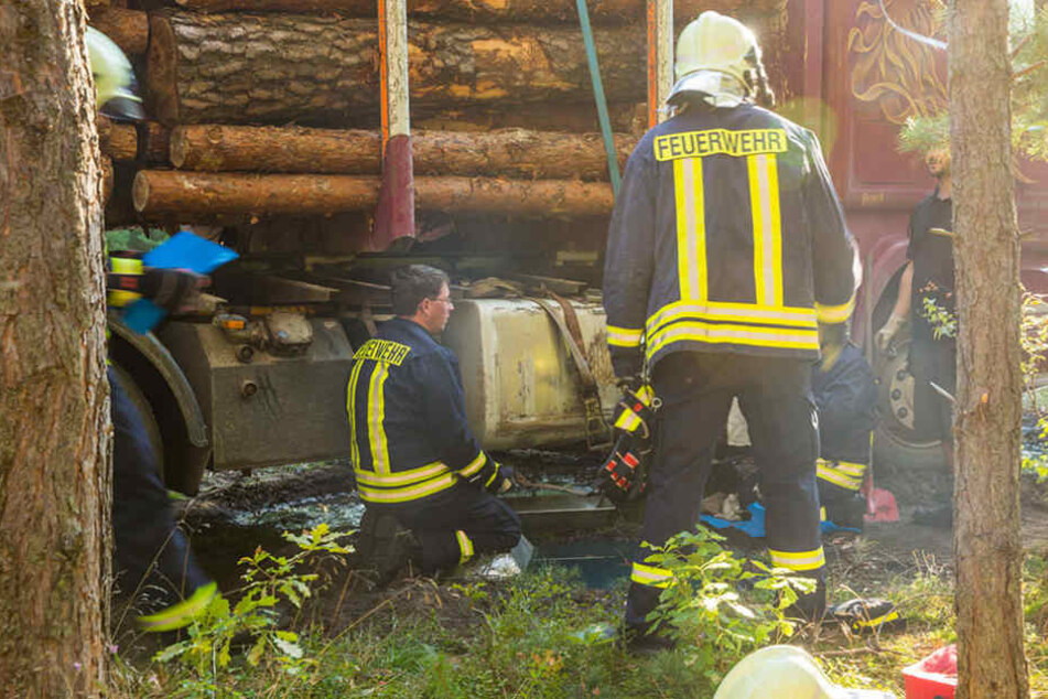 Kameraden der Feuerwehr versuchen das Ausbreiten des Diesels zu verhindern.