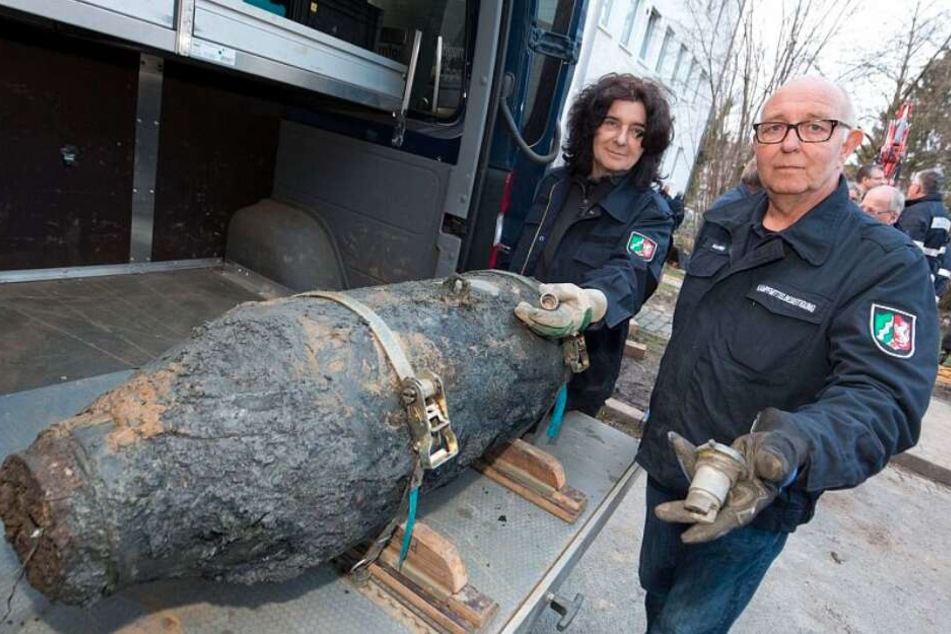 Barbara Bremmer und Gerd Matthee präsentieren sich mit der entschärften Bombe.