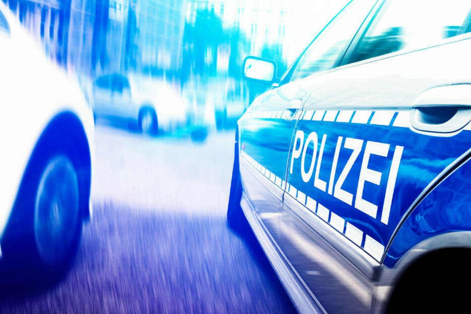 Die Polizei stellte beide Fahrzeuge sicher. Die Ermittlungen daran dauern an.