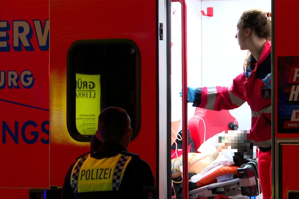 Einer der beiden verletzten Männer wurde in einem Rettungswagen behandelt, ehe er ins Krankenhaus gebracht wurde.