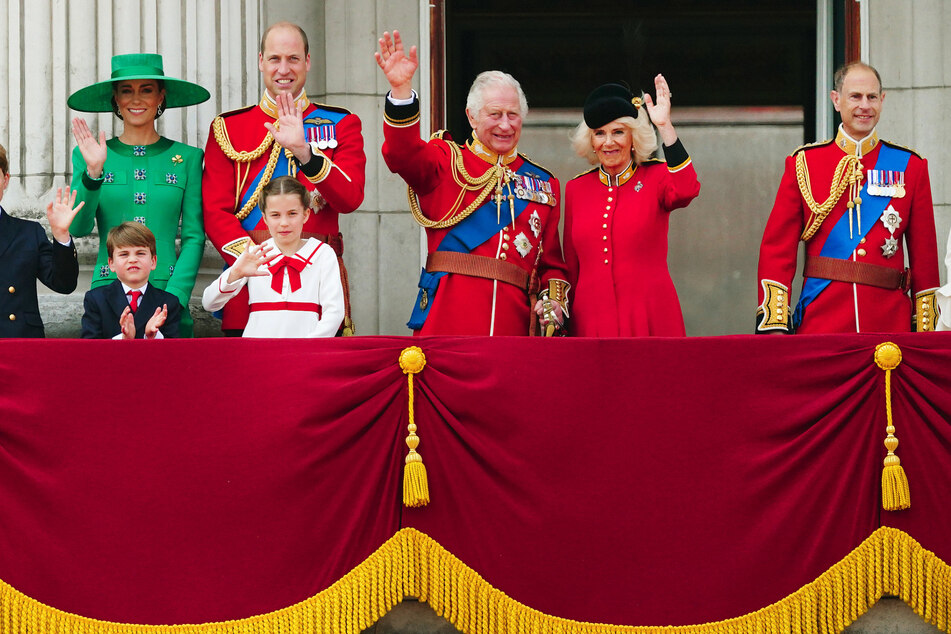 Die Britische Monarchie gibt mehr Geld aus, nicht nur Personalkosten fallen an, auch der Buckingham Palast muss renoviert werden.