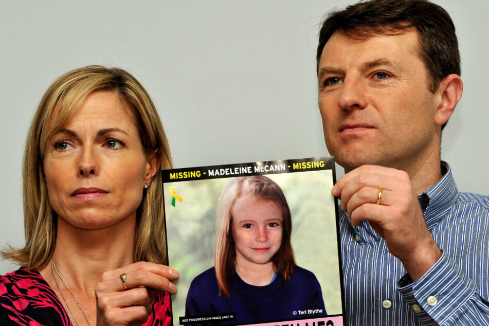 Kate und Gerry McCann halten bei einem Such-Aufruf ein Foto ihrer Tochter in den Händen.
