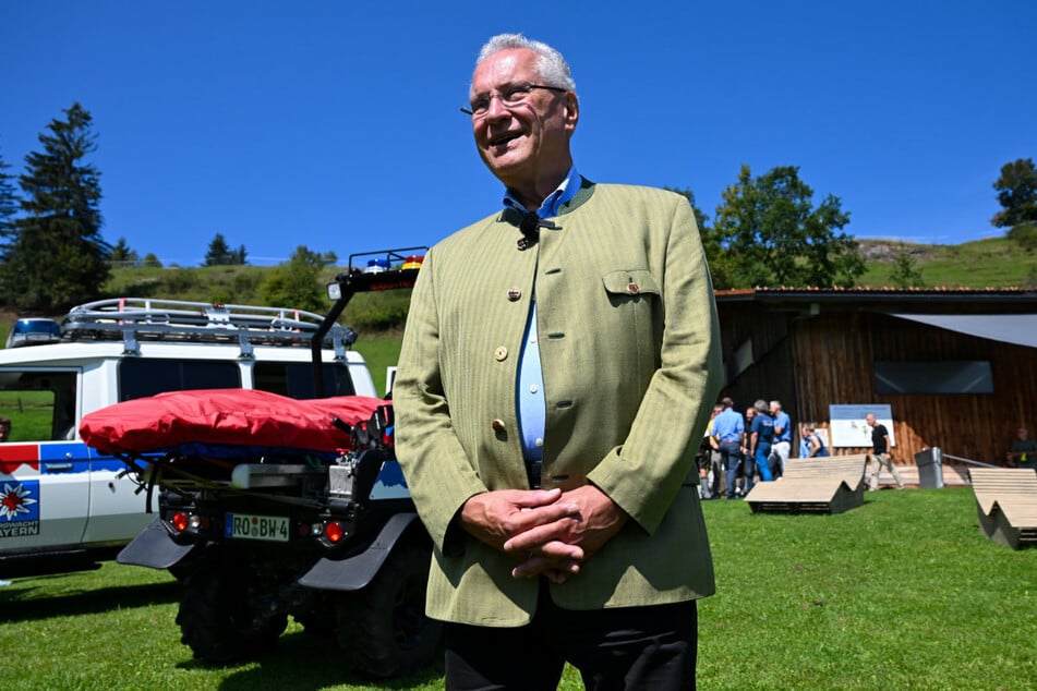 Bayerns Innenminister Joachim Herrmann (67, CSU) nahm am Freitag eine Rettungsübung bei Oberaudorf genauer ins Auge.