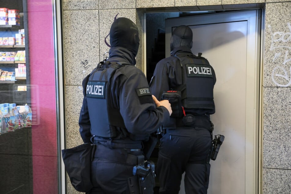 Im Rahmen der Durchsuchung seines Zuhauses stellten die Polizisten mehrere Handys, Computer und Speichermedien des 15-Jährigen sicher.