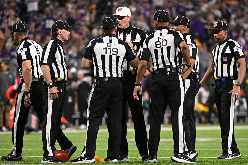 Sind Experten, aber keine Profis: Die NFL-Schiedsrichter machen ihren Job vor allem aus Überzeugung und nicht für Geld.